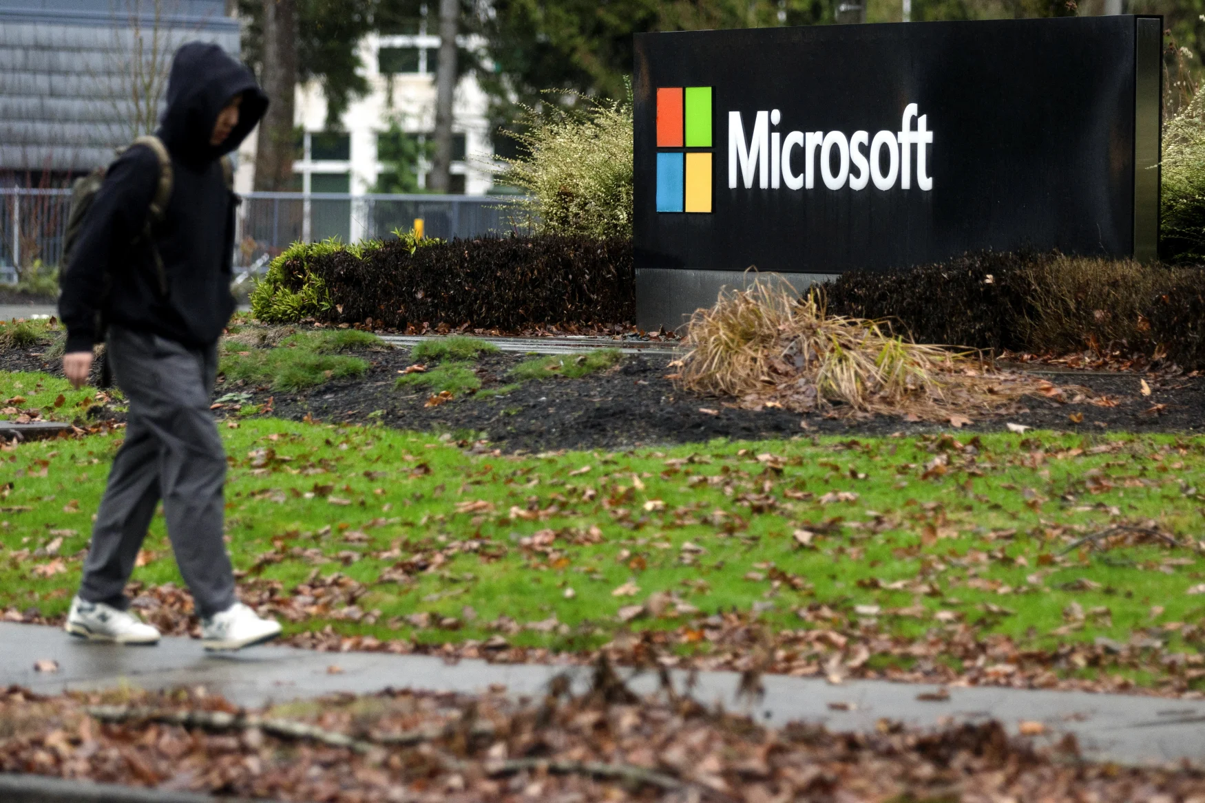 Seseorang berjalan melewati tanda Microsoft di kantor pusat di Redmond, Washington, AS 18 Januari 2023. REUTERS/Matt Mills McKnight