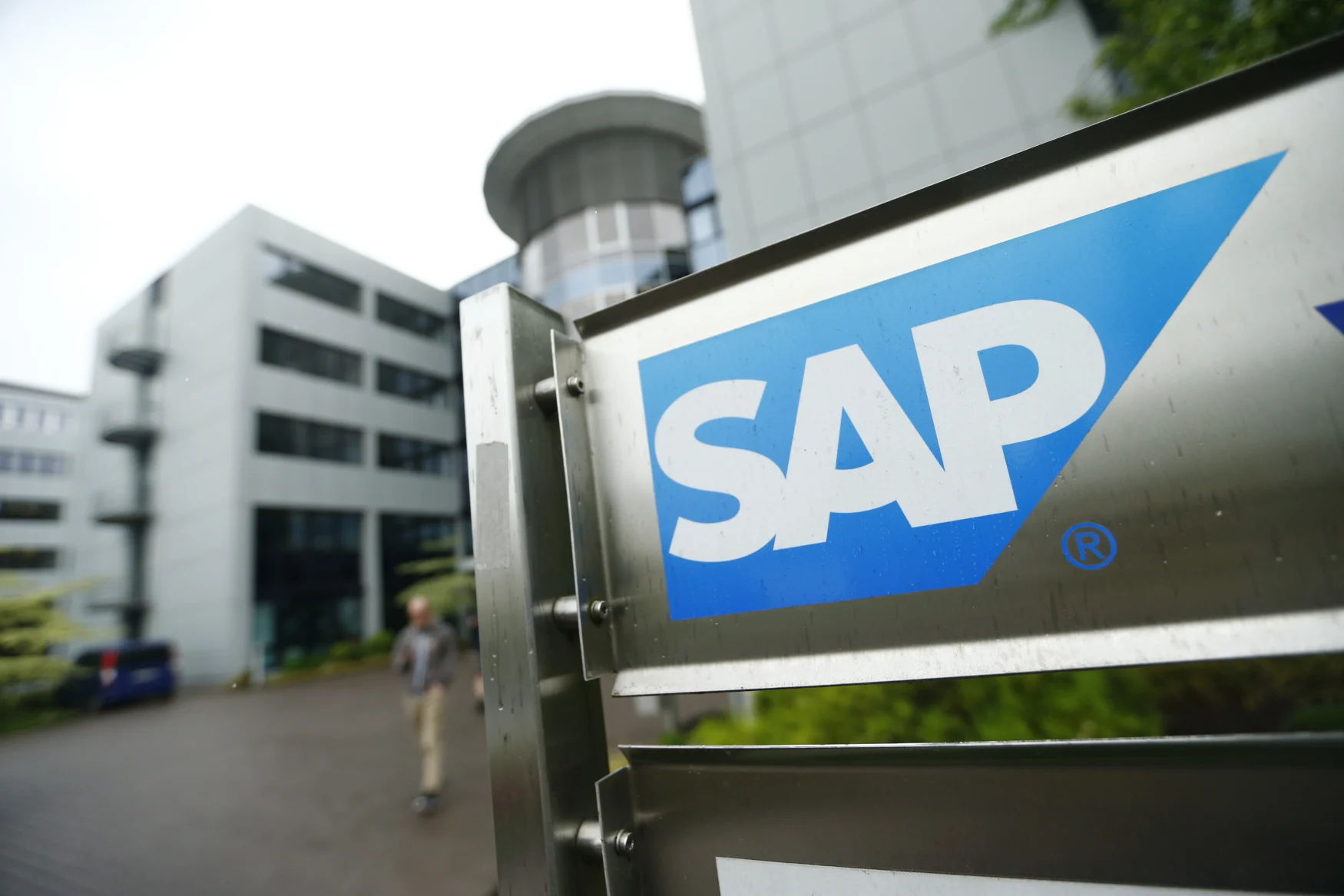 Logo grup perangkat lunak Jerman SAP digambarkan di kantor pusatnya di Walldorf, Jerman, 12 Mei 2016. REUTERS/Ralf Orlovsky