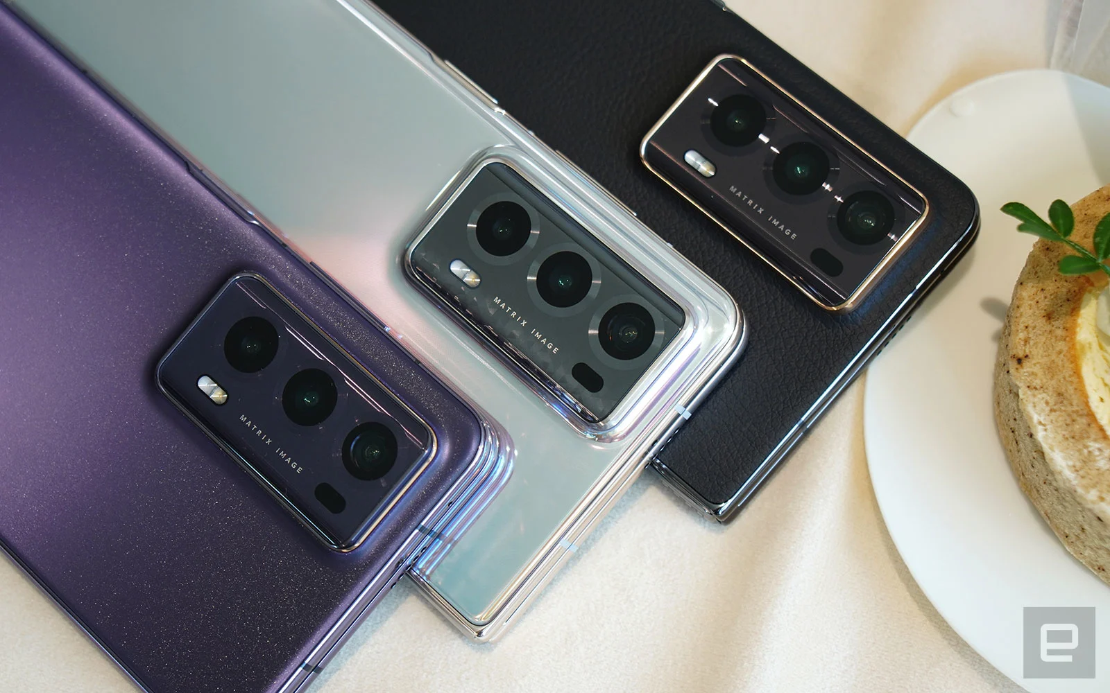 The purple, silver and black versions of Honor Magic V2.
