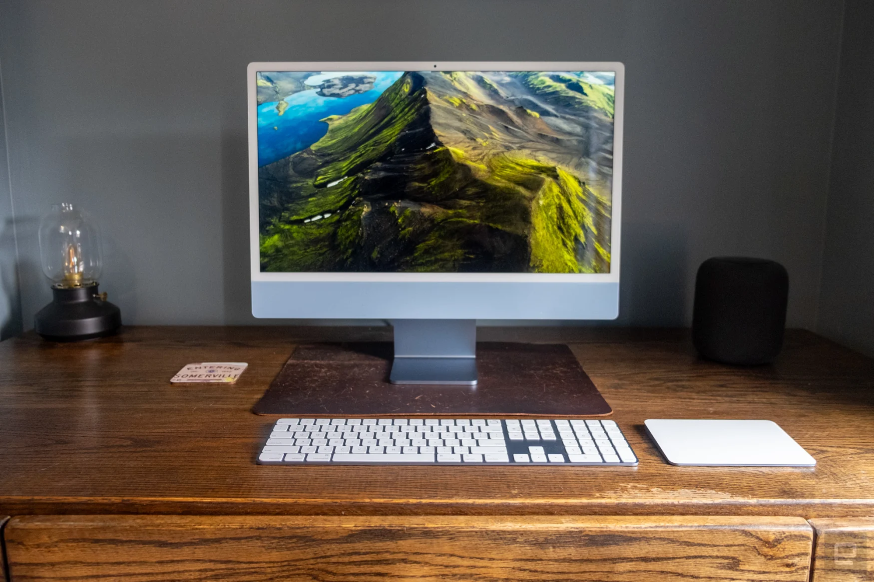 Review photos of the 2023 Apple iMac with a 24-inch screen and the M3 chip.