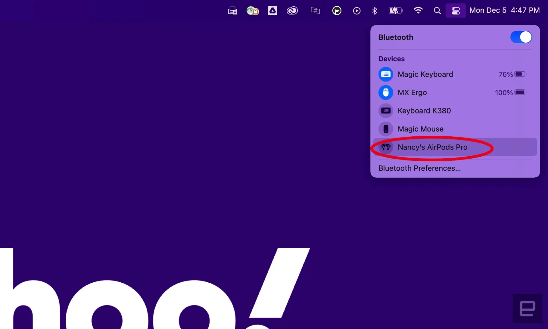 Cuplikan layar dengan lingkaran merah di sekitar AirPods tercantum di antara perangkat yang tersedia di menu Bluetooth di MacBook.
