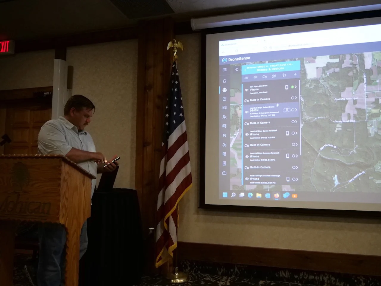 Matt Moneymaker von Finding Bigfoot stellt während des Bigfoot Basecamp im September 2022 eine neue Drohnentechnologie vor