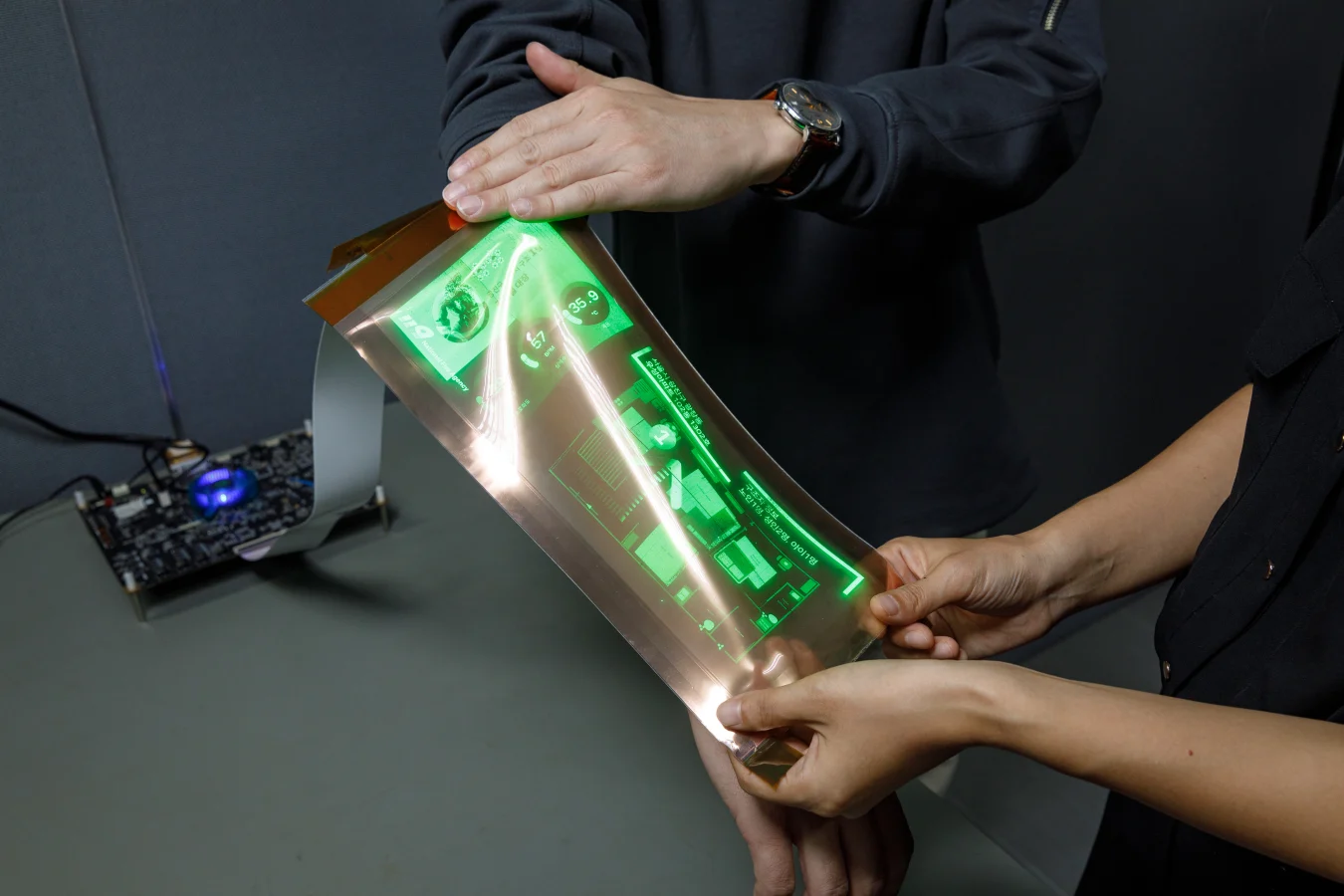 LG Disply has developed a 12-inch stretchable display that can be extended in size to 14 inches, the company announced.
