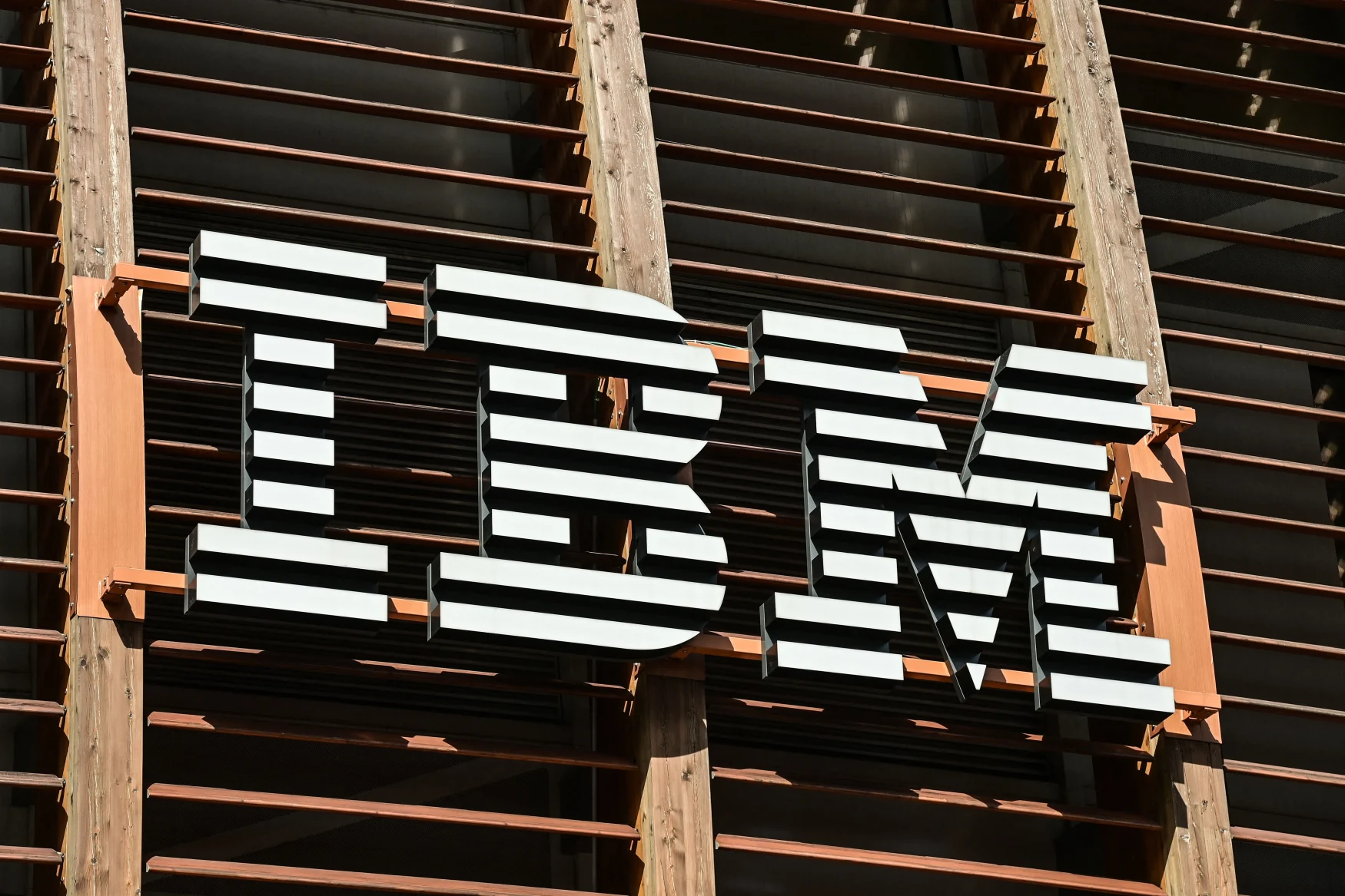 El logotipo de IBM se muestra en el distrito moderno Garibaldi-Porta Nuova de Milán el 22 de junio de 2021. (Foto de MIGUEL MEDINA / AFP) (Foto de MIGUEL MEDINA/AFP a través de Getty Images)