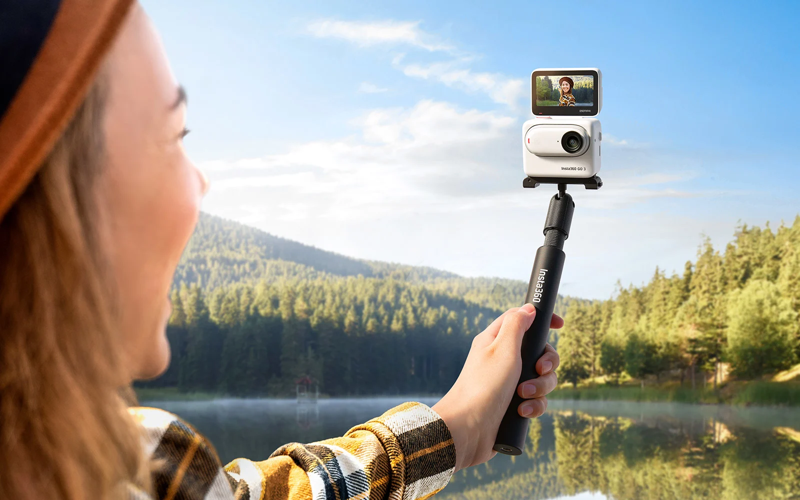 Die komplette Insta360 Go 3-Baugruppe montiert auf einem Selfie-Stick.
