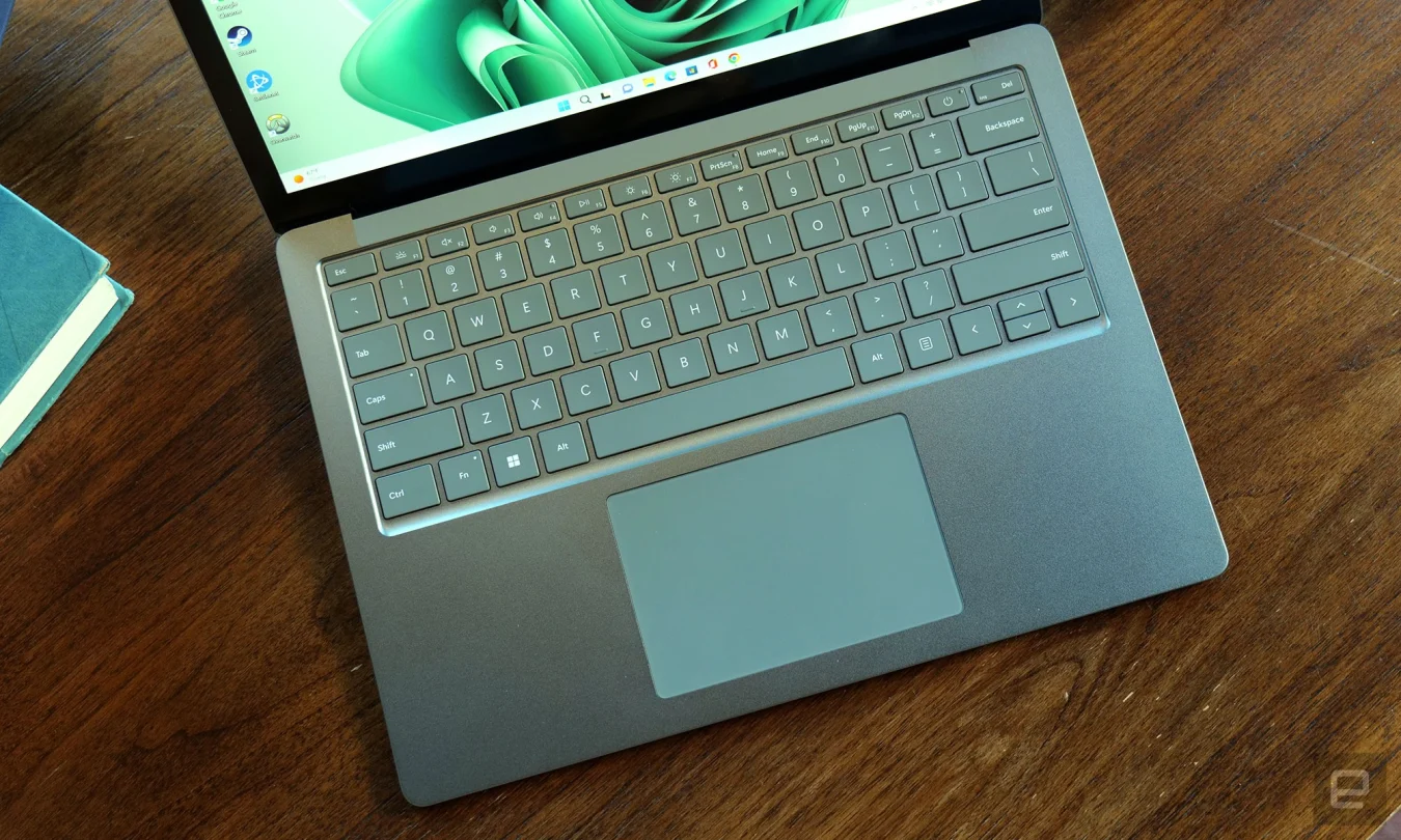 Embora o teclado do Surface Laptop 5 não seja tão grande quanto o de um MacBook, ainda há muito espaço para o mouse e o teclado é bom. 