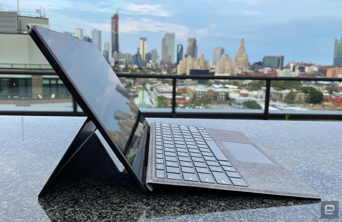 El Microsoft Surface Pro 8, fotografiado en una cubierta de techo con la funda del teclado adjunta.