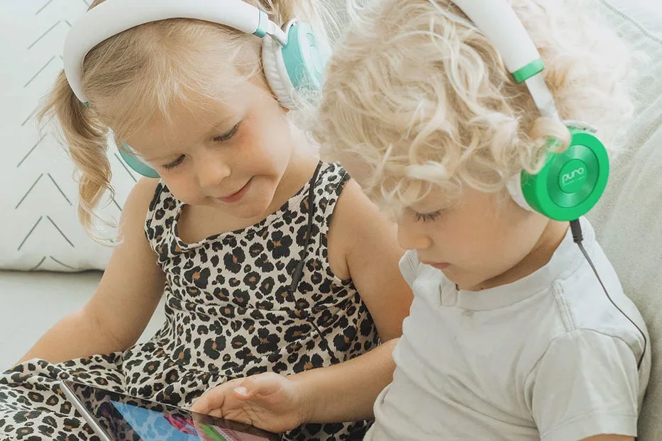 Image of two children wearing Puro's kid-friendly Junior Jams headphones