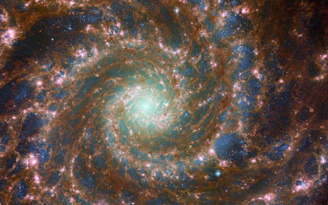 Una imagen compuesta de la galaxia fantasma con los telescopios espaciales Hubble y Webb.