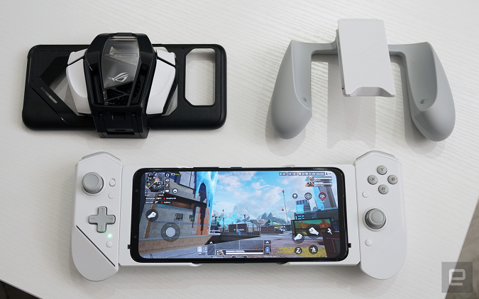 ASUS ROG Phone 6 Pro dipasang dengan ROG Kunai 3 Gamepad di bagian bawah, dengan AeroActive Cooler 6 dengan bumper case di sudut kiri atas, dan pegangan genggam gamepad di kanan atas.