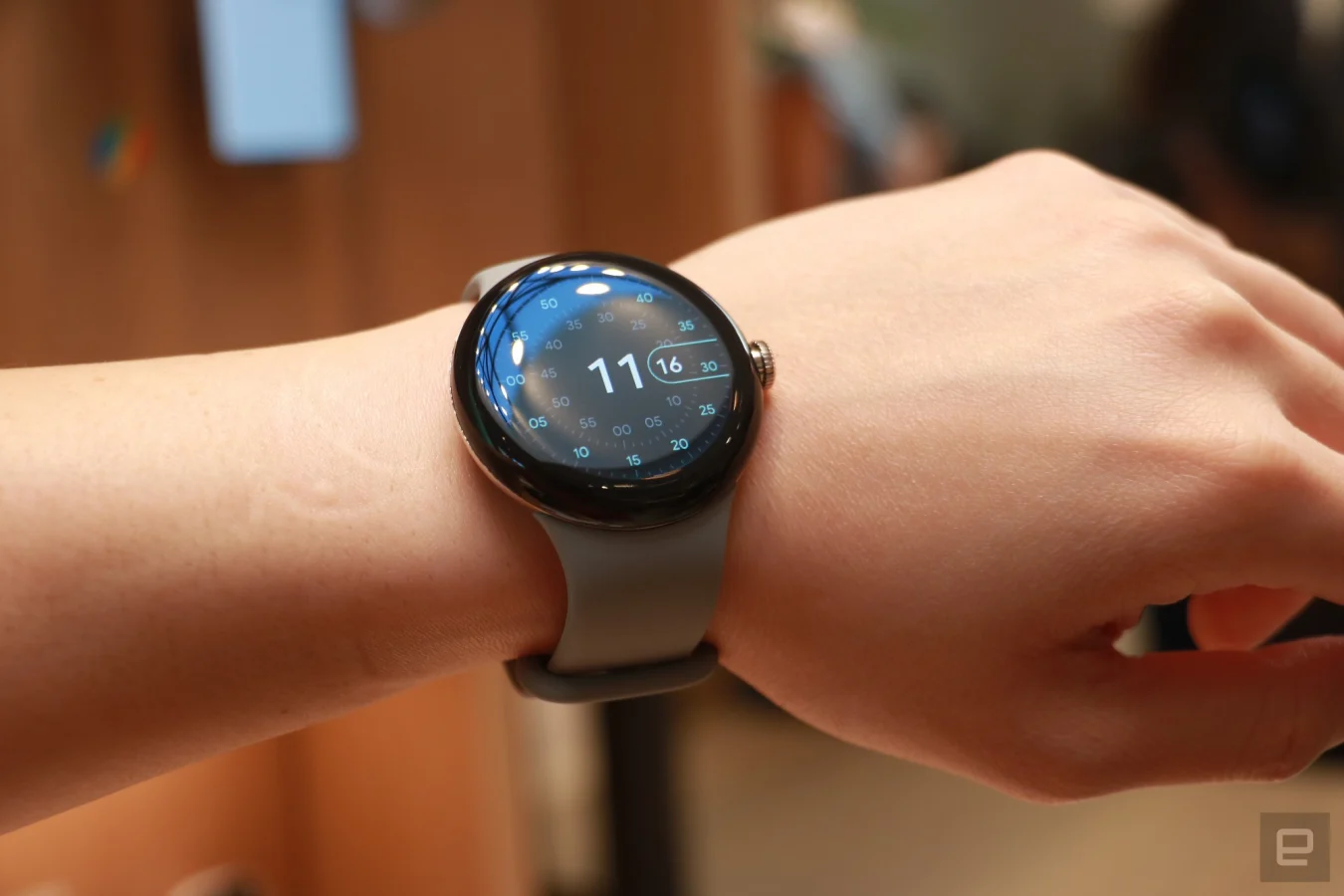 Die Pixel Watch mit einem Silikonarmband am Handgelenk einer Person.