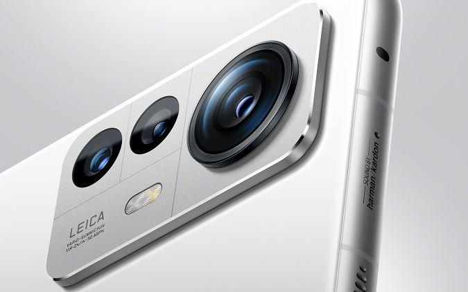Close do sistema de câmera Leica Vario-Summicron 1: 1.9-2.4 / 14-50 ASPH do Xiaomi 12S Pro, com todas as três câmeras com um sensor de 50MP.