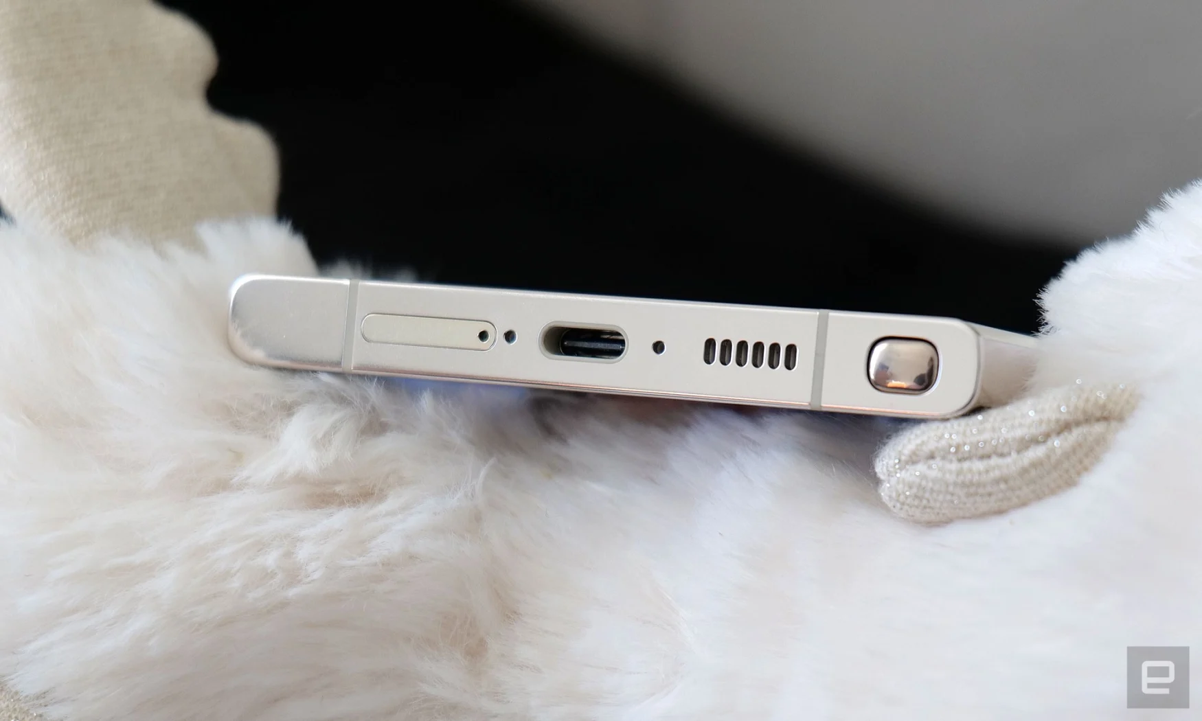 La parte inferior del Samsung Galaxy S23 Ultra cuenta con un puerto USB-C para carga y transferencia de datos, uno de los altavoces estéreo del teléfono y una ranura de almacenamiento para el S Pen de Samsung. 