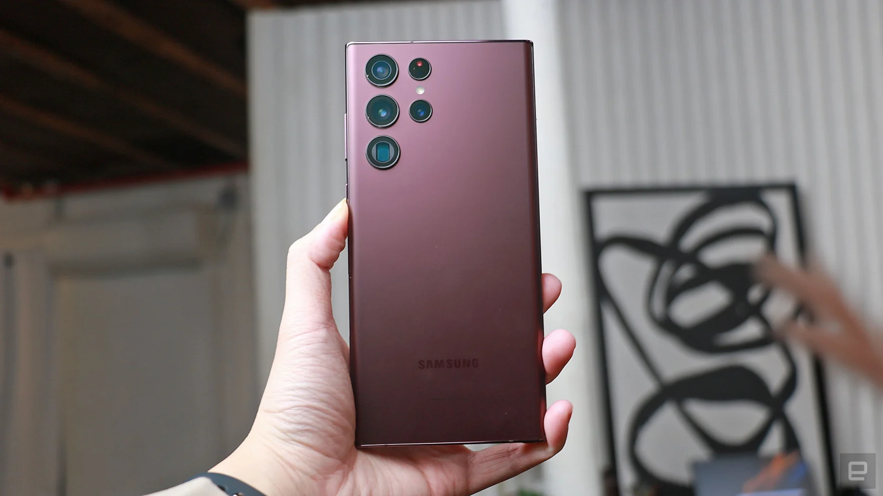 The back of a Galaxy S22 Ultra in burgundy.