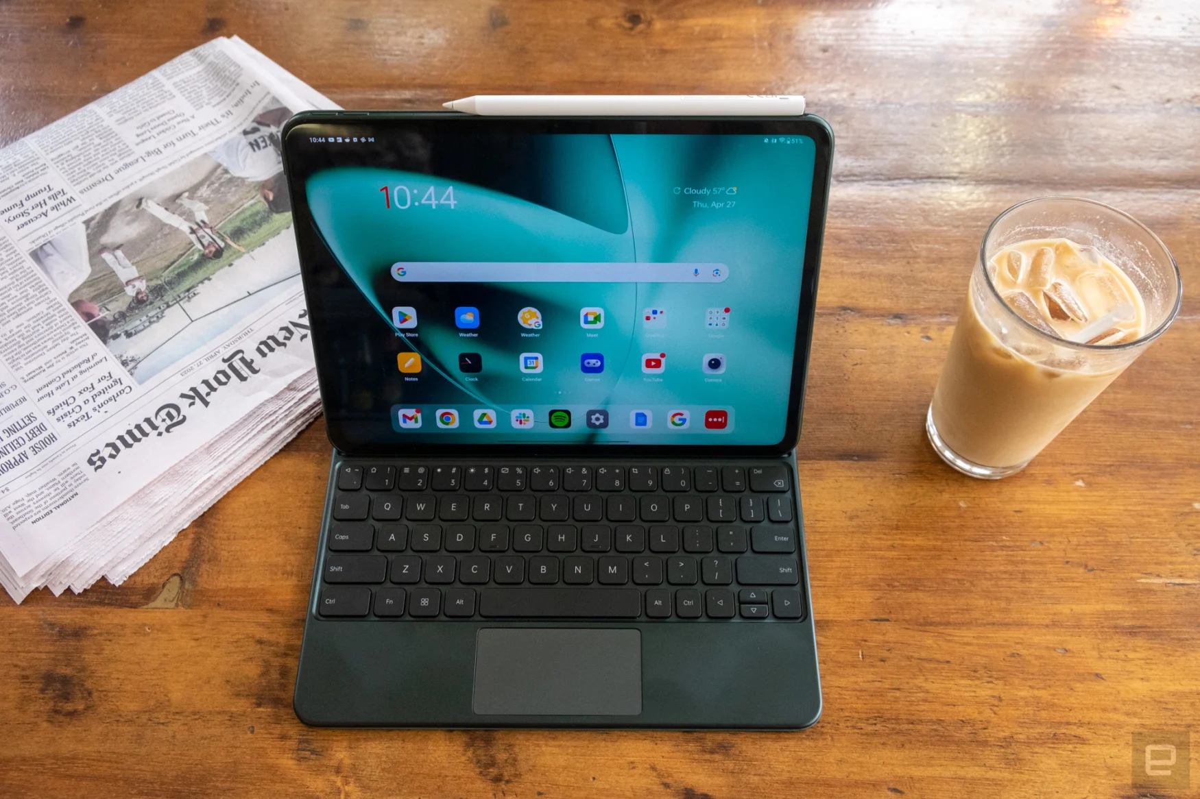 Photos of the OnePlus Pad tablet and its keyboard folio and Stylo pen accessories.