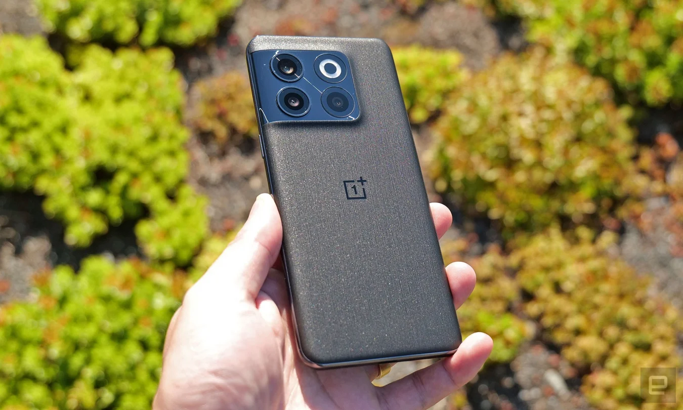 The Moonstone black version of the OnePlus 10T features a two-process finish on its back inspired by basalt that sparkles in the sunlight. 