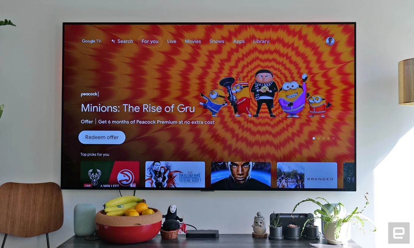 Chromecast с пользовательским интерфейсом Google TV почти полностью не изменился, а также имеет простой макет с рядом важных вкладок для различного контента вверху. 
