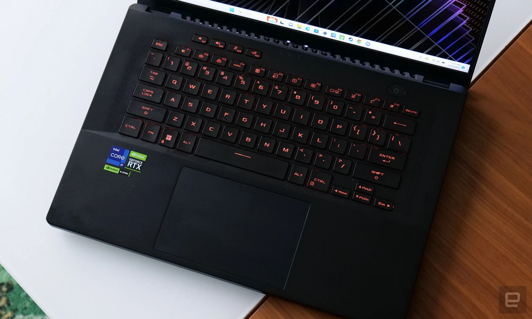 Как и следовало ожидать от игрового ПК премиум-класса, ASUS ROG Zephyrus M16 оснащен клавиатурой с настраиваемой RGB-подсветкой. 