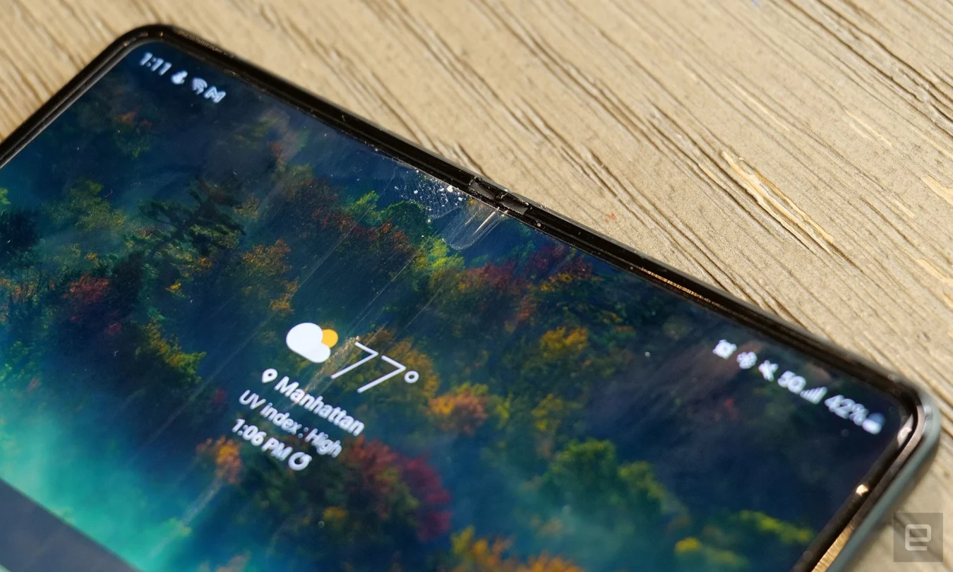 This close-up shot shows how the overall screen can get after dust and dirt find their way under the built-in screen protector on the Z Fold 3. 