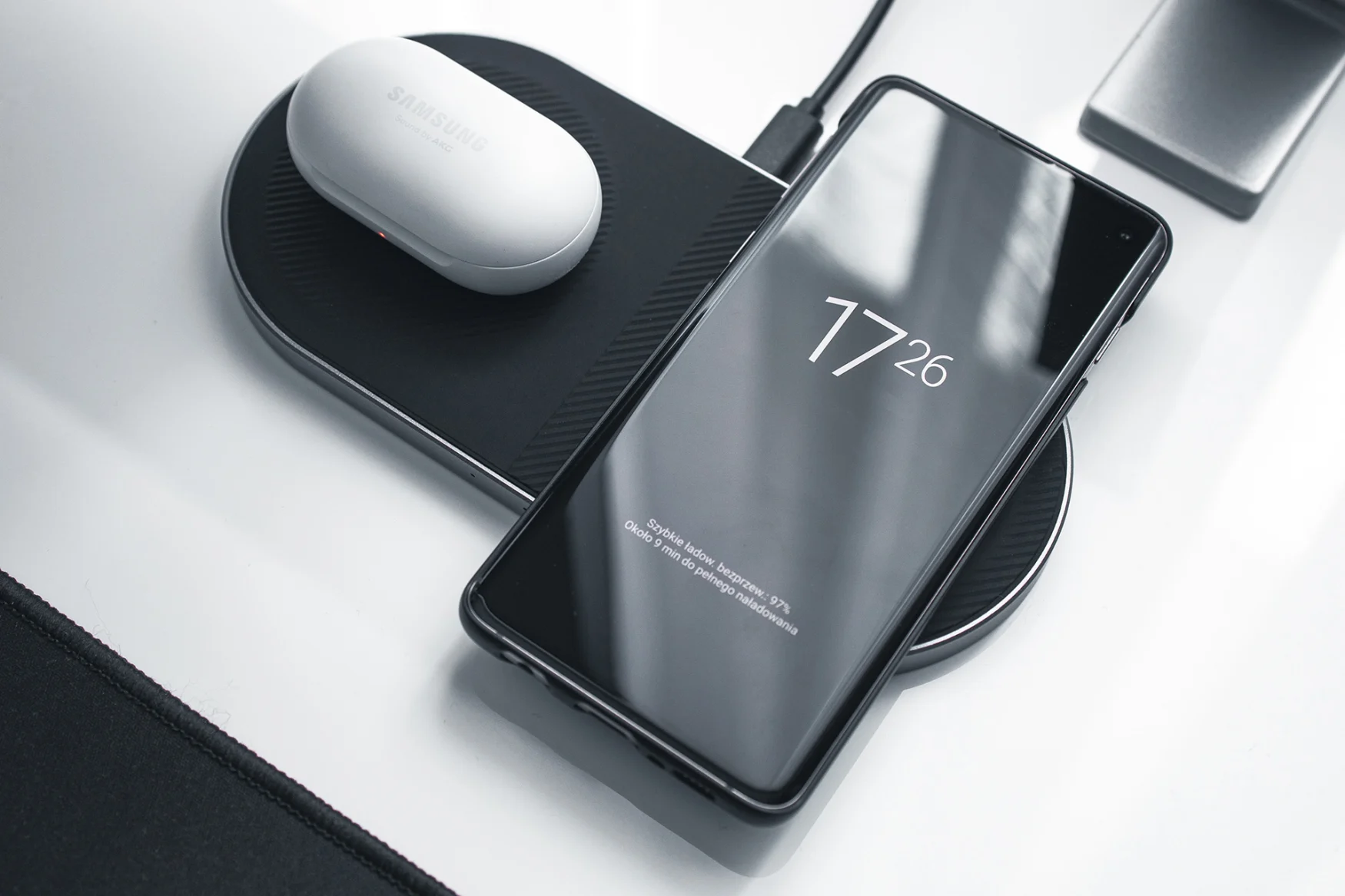 Multi-device wireless charger with Android phone and Samsung earbuds