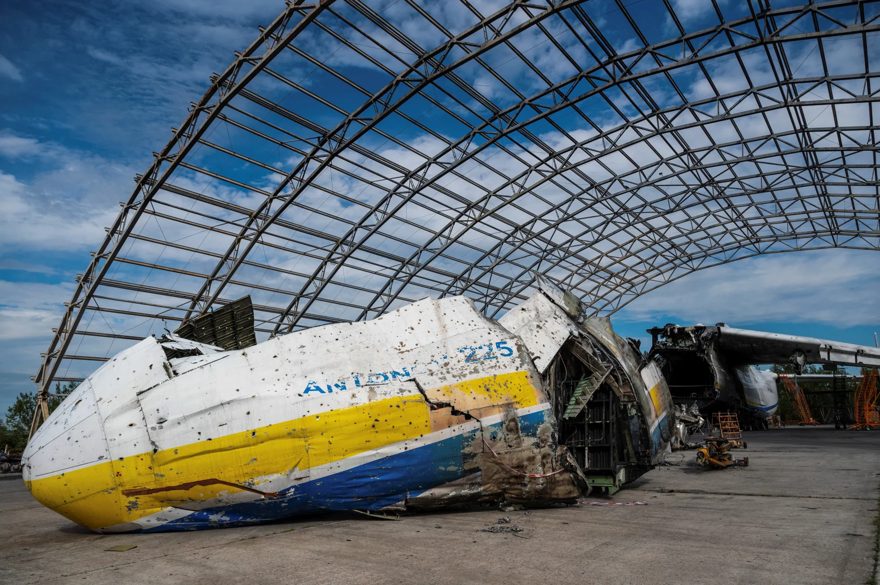 Sebuah pesawat kargo Antonov An-225 Mriya, pesawat terbesar di dunia, dihancurkan oleh pasukan Rusia di tengah serangan berkelanjutan Rusia di Ukraina, terlihat di sebuah lapangan udara di pemukiman Hostomel, di wilayah Kiev, Ukraina 10 Agustus 2022. REUTERS/Vyacheslav Ratynsky