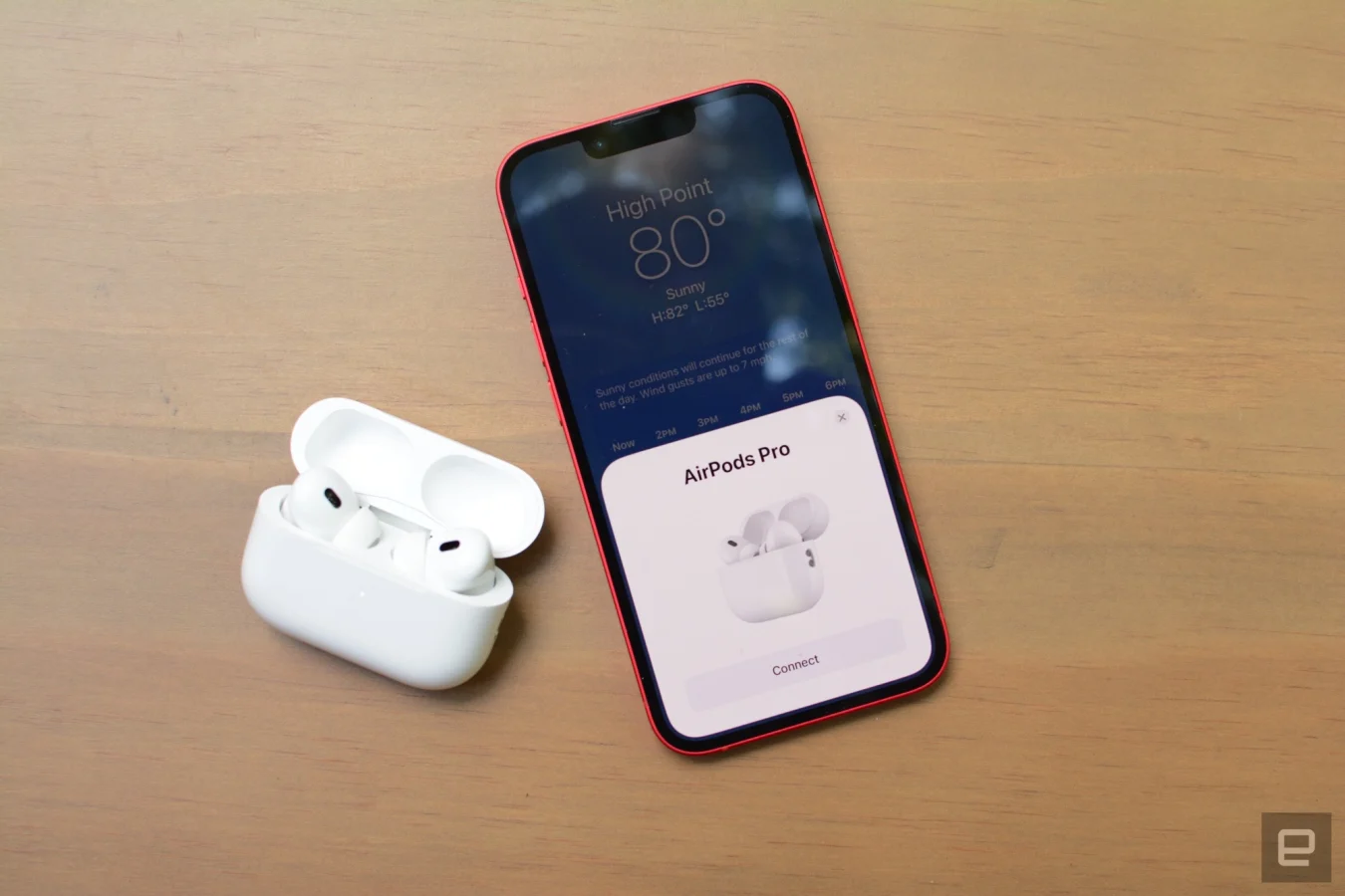 Trotz des unveränderten Designs hat Apple eine Reihe von Updates in die neuen AirPods Pro gepackt. Alle Annehmlichkeiten des Modells 2019 sind ebenfalls vorhanden, neben Ergänzungen wie adaptiver Transparenz, personalisiertem räumlichem Audio und einer neuen Touch-Geste im Schlepptau. Es gibt Raum, um die bekannte Formel weiter zu verfeinern, aber Apple hat iPhone-Besitzern mehrere Gründe für ein Upgrade gegeben.