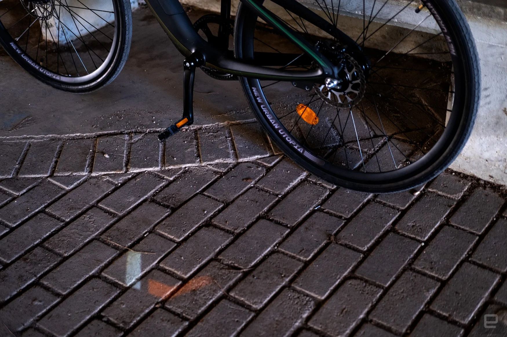 Urtopia e-bike projects turn signals onto the ground.