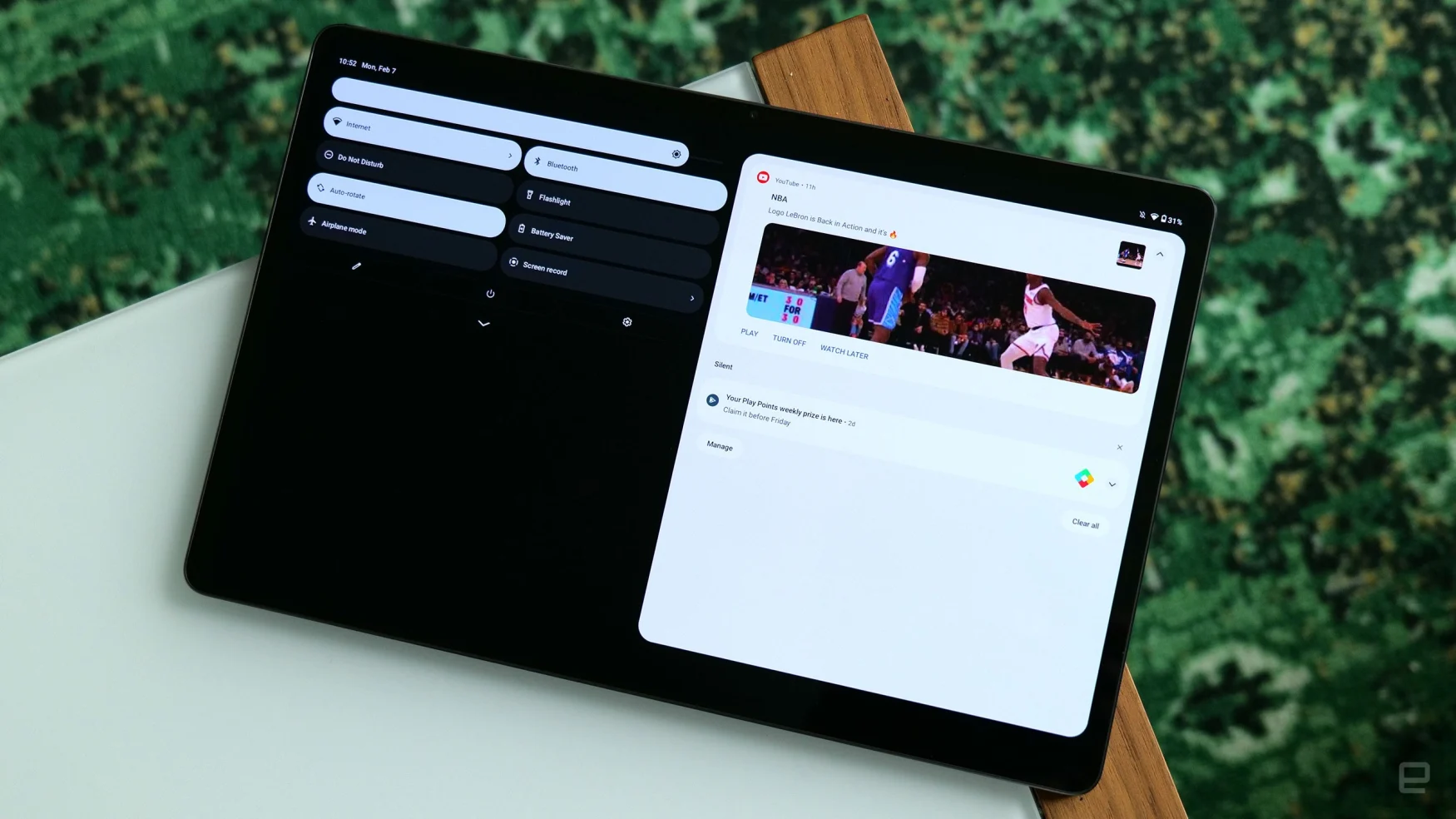 To make better use of devices with larger screens, Android 12L includes an updated notification tray with a two-column layout. 