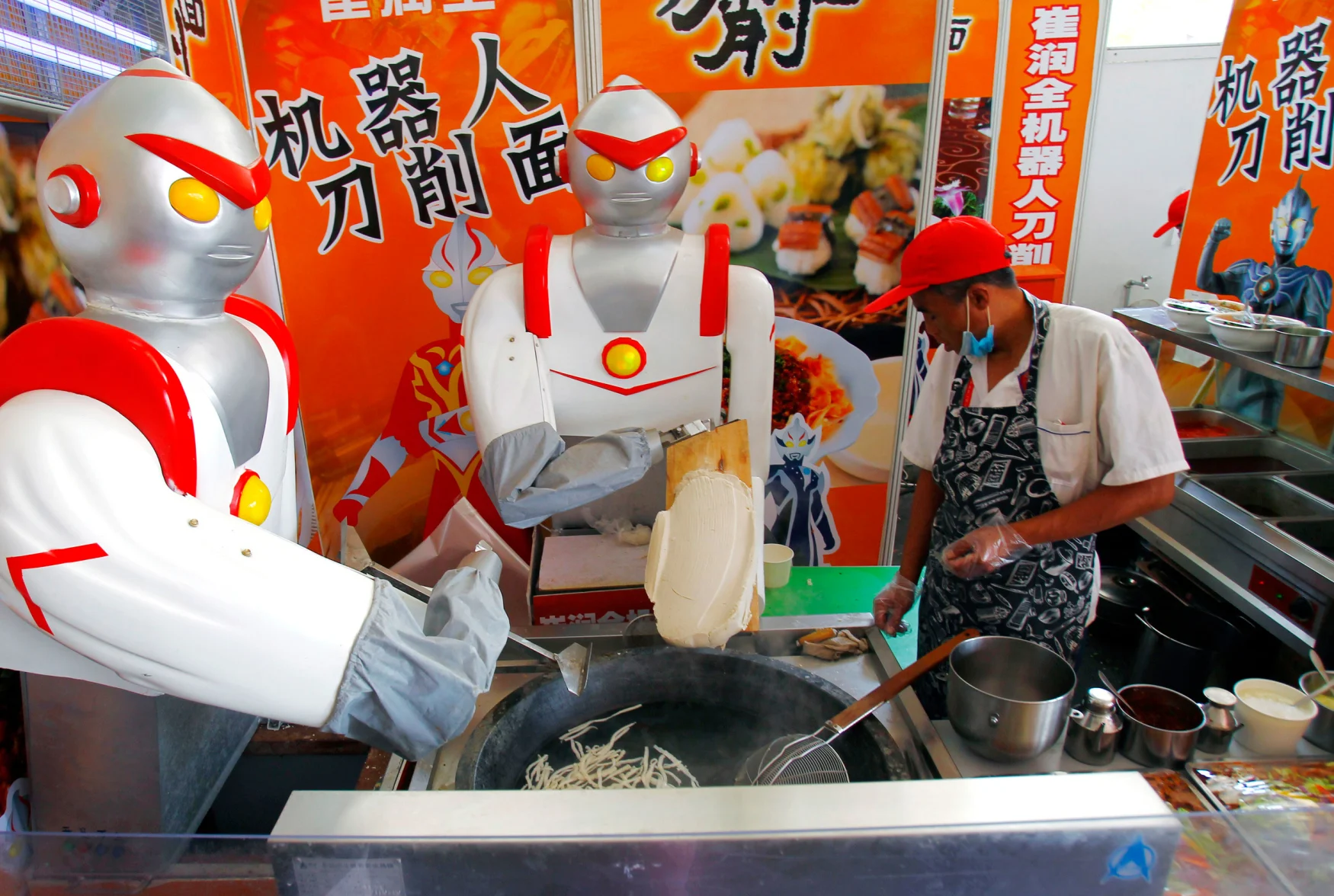 noodle-cutting robot
