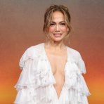 Jennifer Lopez is sporting these timeless summer sandals — get the look for $30