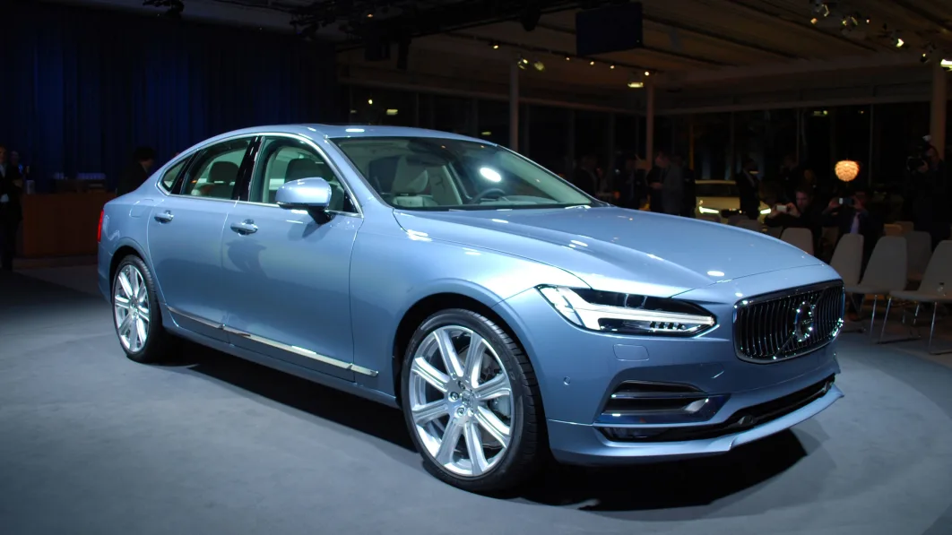 2017 Volvo S90 Live Reveal front 3/4