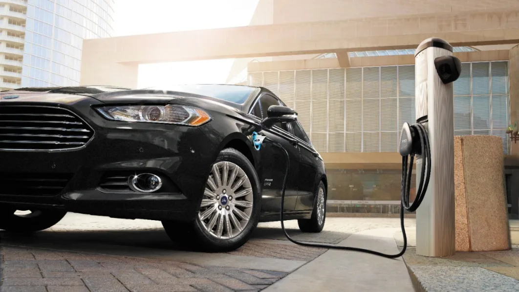 2016 Ford Fusion Energi PHEV charging.