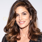 Cindy Crawford's go-to blush is this 2-in-1 Charlotte Tilbury crowd-pleaser