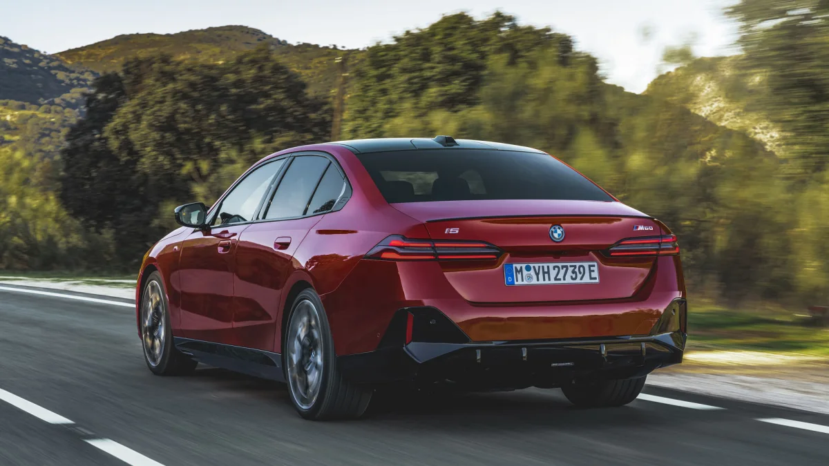 BMW lança Série 3 2024 com nova cor e preço inicial de R$ 320.950