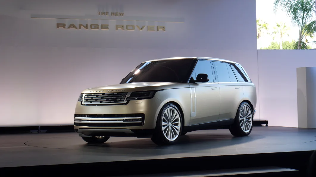 2022 Range Rover front three quarter