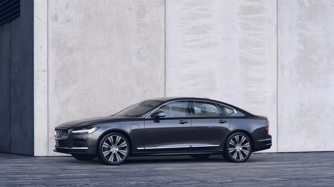 The refreshed Volvo S90 Recharge T8 plug-in hybrid in Platinum G