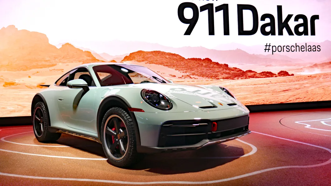2023 Porsche 911 Dakar con letrero