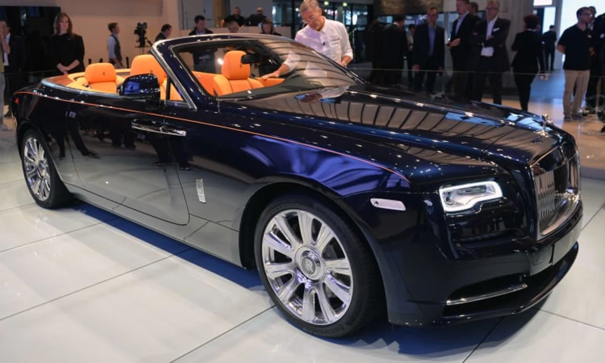2016 Rolls-Royce Dawn opens up in public [w/video] - Autoblog