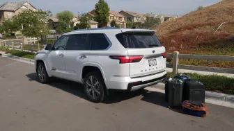 <h6><u>Toyota Sequoia Luggage Test: How much fits behind the third row?</u></h6>