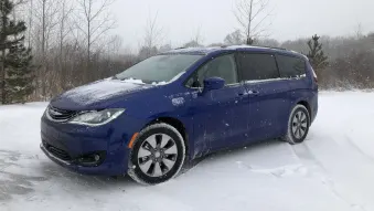 2018 Chrysler Pacifica Hybrid in snow