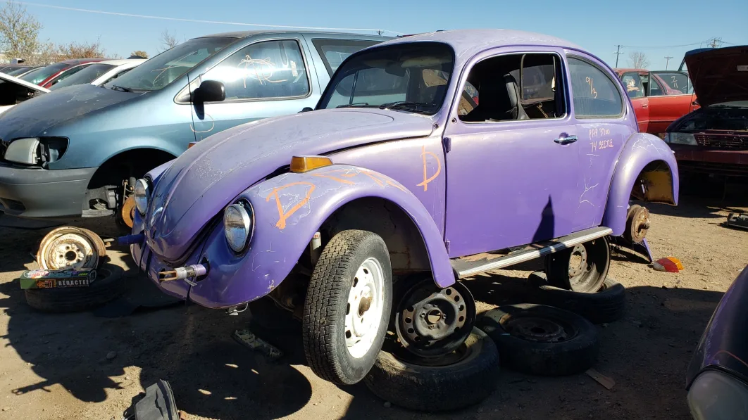 00 - 1974 Volkswagen Beetle in Colorado junkyard - photo by Murilee Martin
