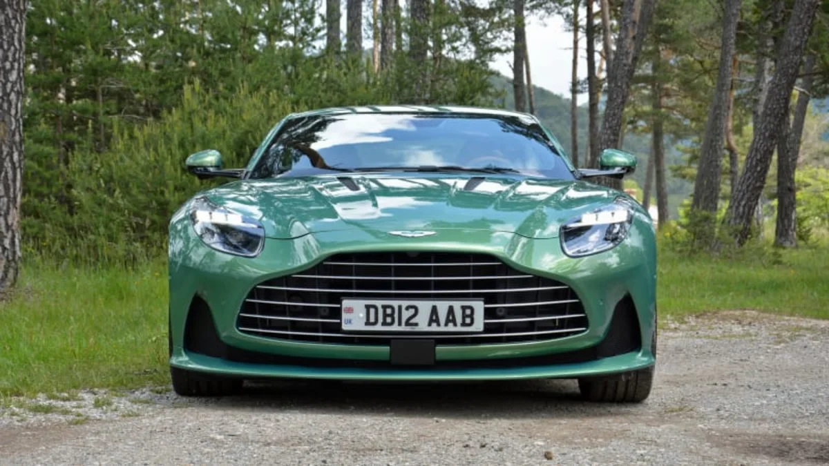 Aston Martin DB12 First Drive 2024: همه جا تغییر می کند، مثل همیشه جذاب