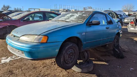 废弃的1995年丰田Paseo Coupe