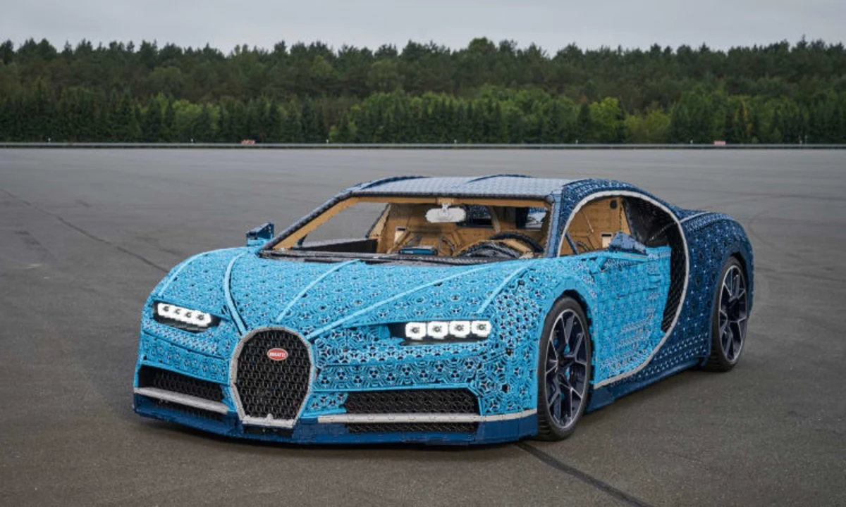 Lego Technic Bugatti Chiron drives -