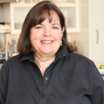 This Ina Garten-approved, No. 1 bestselling Oxo salad spinner has a fun feature