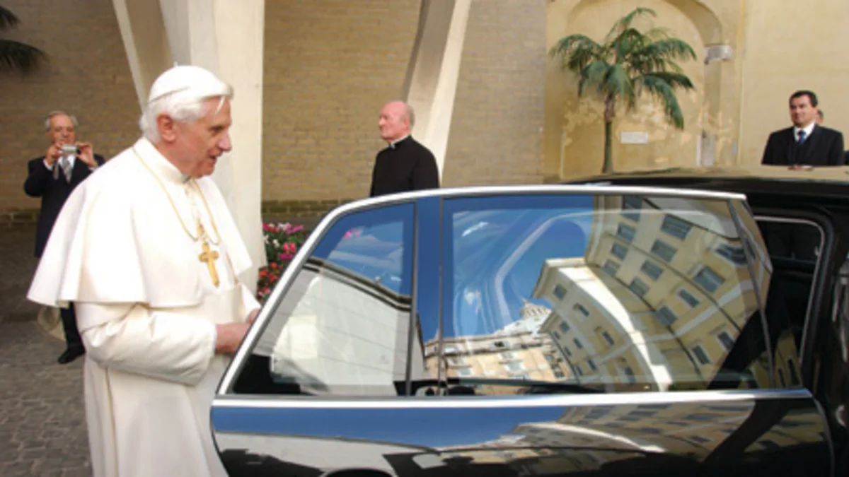 riffel Indien flaske Papal Power: VW presents Pope Benedict with 450HP Phaeton - Autoblog
