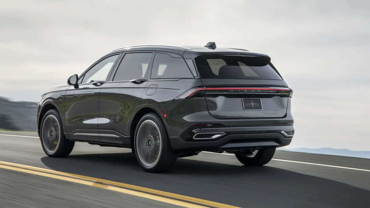 2024 Lincoln Nautilus debuts with big redesign, new hybrid option GM