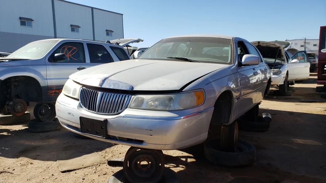 00 - 2000 Lincoln Town Car Cartier Edition in Colorado junkyard - photo by Murilee Martin