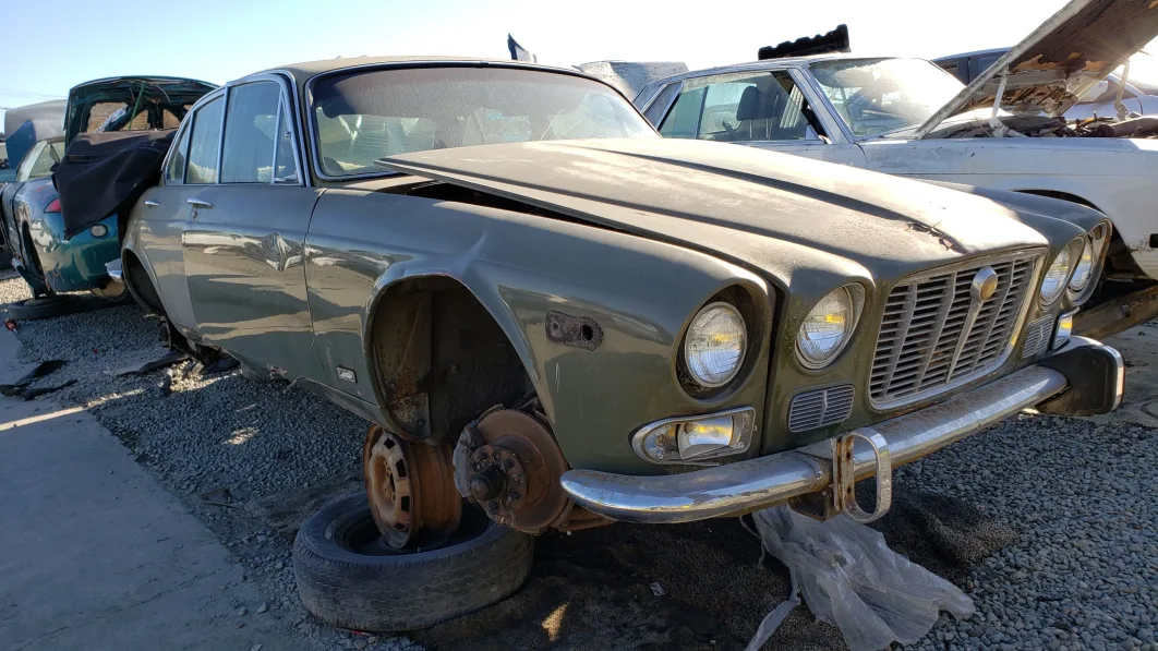 00 - 1973 Jaguar XJ6 in California junkyard - photo by Murilee Martin
