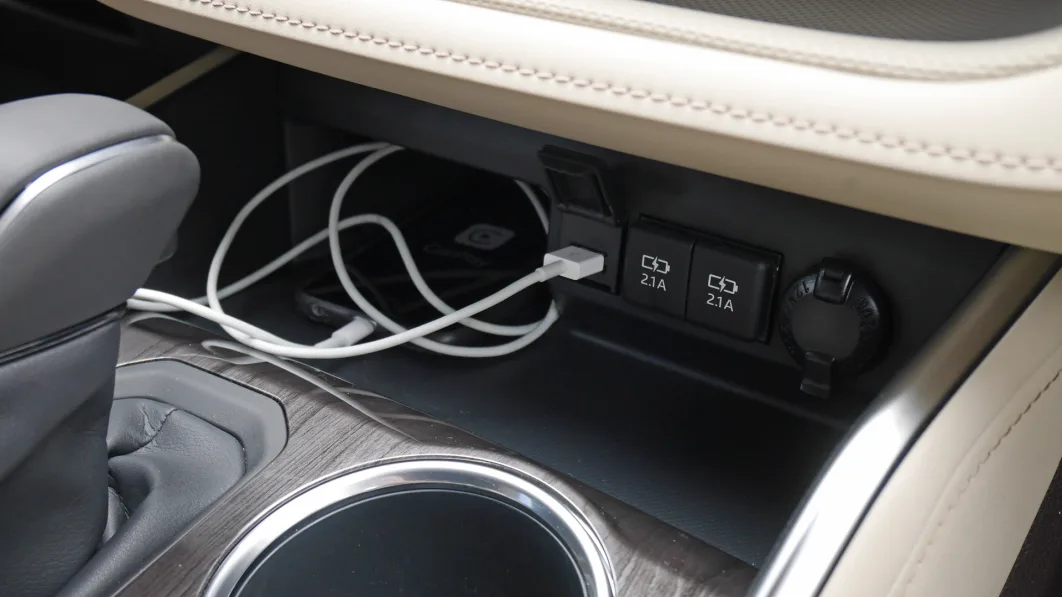 2020 Toyota Highlander Platinum usb ports and phone tray